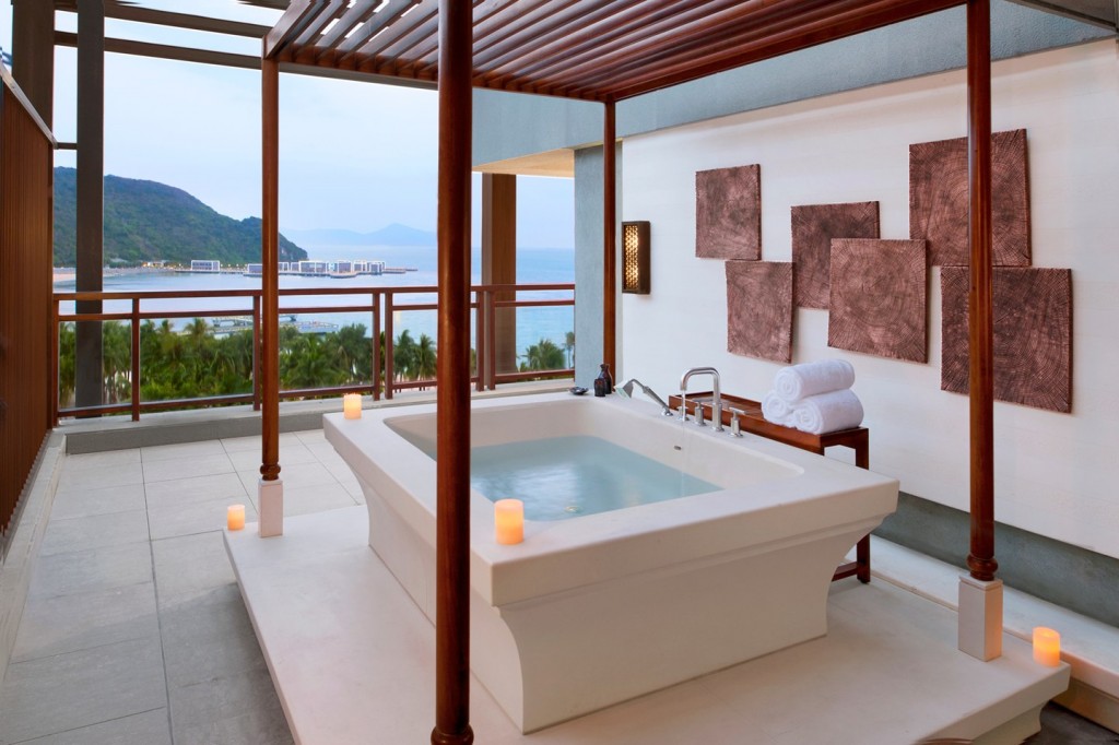 Anantara-Sanya-Resort-and-Spa-china-Suite-Balcony-outdoor-bath-conde-nast-traveller-18june14-pr_1440x960