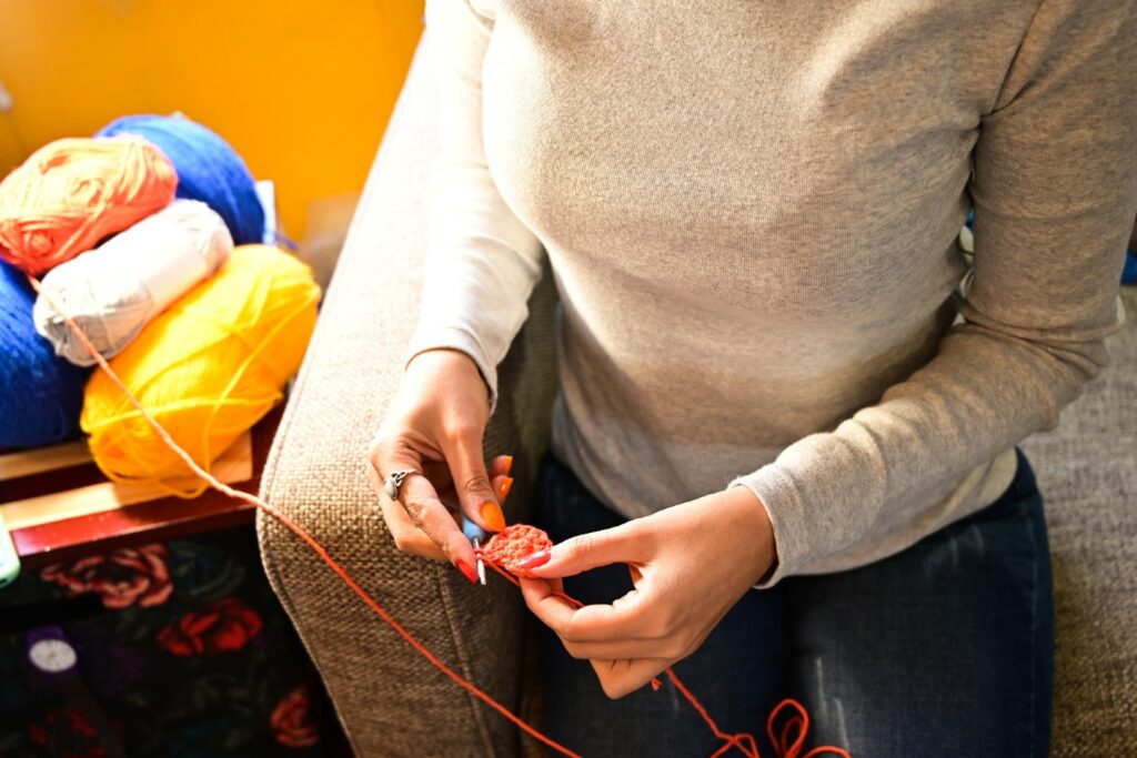 Tricotar é um hobby que exige comprometimento l Créditos: Tanya Dusett / Unsplash