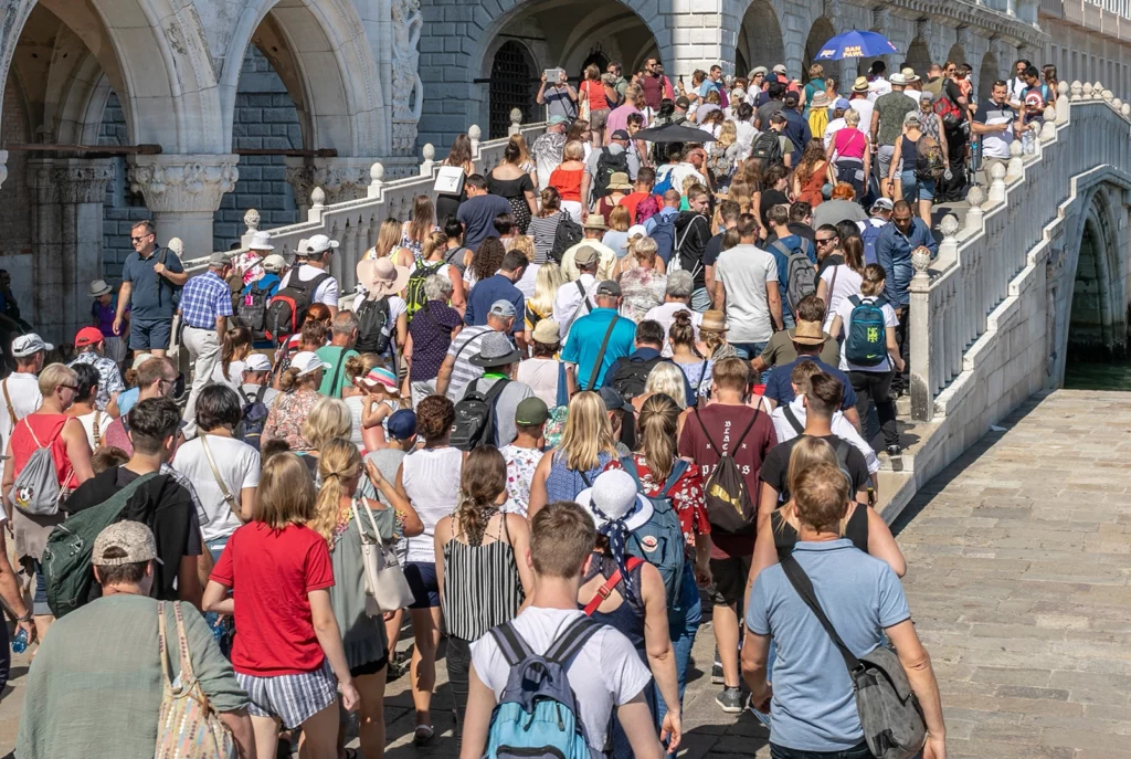 Multidão de turistas em Veneza