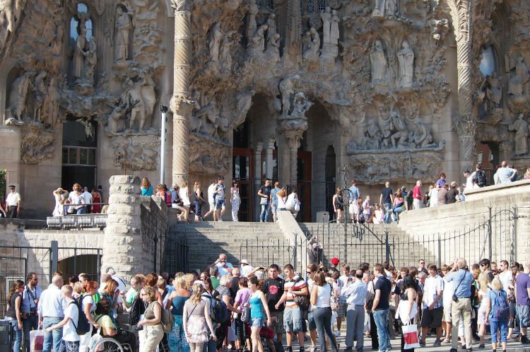 
Filas enormes para conhecer a Sagrada Família, em Barcelona